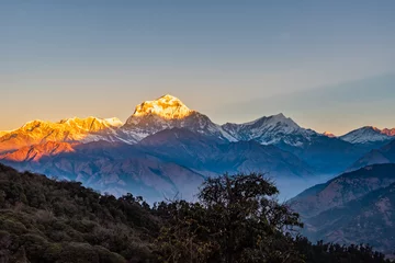 Photo sur Plexiglas Dhaulagiri Majestic view of sunset sweeping through Dhaulagiri mountain range from Poon Hill, Ghorepani, Nepal