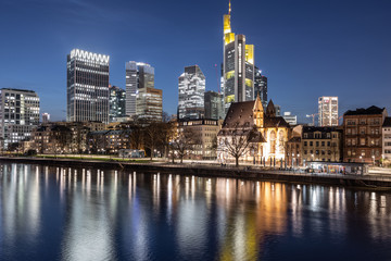Fototapeta na wymiar Frankfurt Skyline Spiegelung bei Nacht
