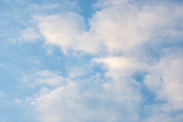 Obraz premium jasne niebo z chmurami i blaskiem promieni słonecznych