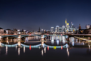 Fototapeta na wymiar Frankfurt Skyline Spiegelung bei Nacht 