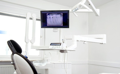 rotierende Wurzelkanalfeile im Behandlungszimmer in der Zahnarzt Praxis