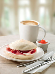 sandwich de jamon con cafe 