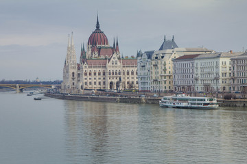 Fototapeta na wymiar View of the parliament building in Budapest