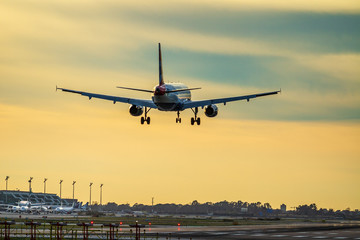 Fototapeta na wymiar Avión aterrizando en el aeropuerto de Barcelona