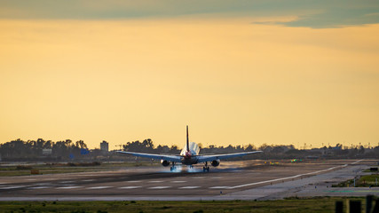Avión frenando en la pista de aterrizaje del aeropuerto de Barcelona