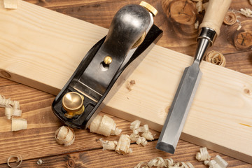 Obraz na płótnie Canvas Chisel and small block plane with wood shavings