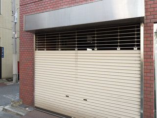 シャッターが閉まった店舗
