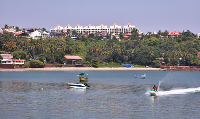Obraz premium water sports activity going on ,in the ocean in goa