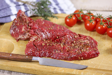 steak de boeuf cru sur une planche à découper