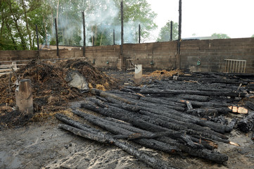 Incendie accidentel dans une bergerie, vue décombres