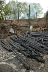 Incendie accidentel dans une bergerie, vue décombres
