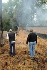 Incendie accidentel dans une bergerie, constatation expert assurance en pr&eacute;sence de l'agriculteur