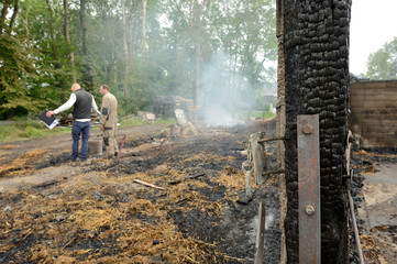 Incendie accidentel dans une bergerie, constatation assureur en présence de l'agriculteur - obrazy, fototapety, plakaty
