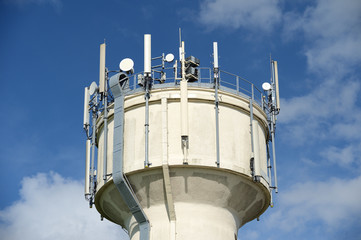 Antennes réseau téléphonie mobile sur château d'eau