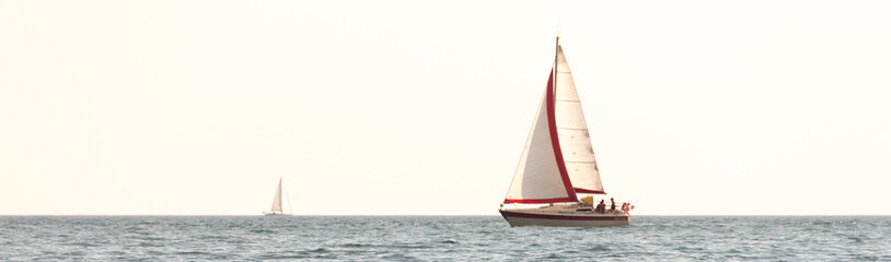 Panorama d'un voilier naviguant en pleine mer