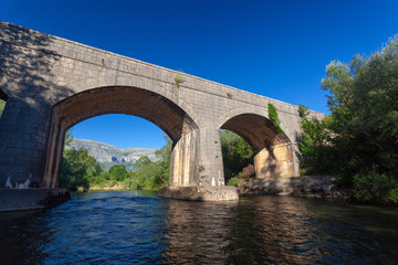 Fototapeta na wymiar Stone bridge over the Cetina River