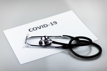 Biała kartka z napisem COVID-19 (Coronavirus), pandemia światowa - obrazy, fototapety, plakaty