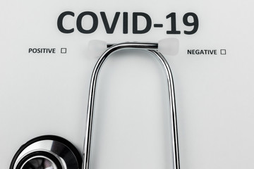 COVID-19 test, Coronavirus, stetoskop na kartce testu na zarażenie