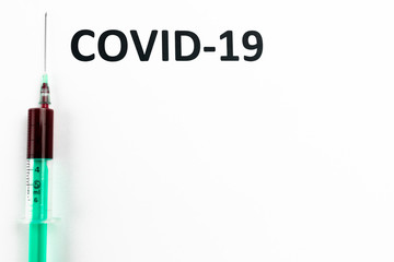 COVID-19 napis na białej kartce, strzykawka z krwią, test, epidemia - obrazy, fototapety, plakaty