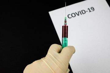 COVID-19 próbka krwi do testu, strzykawka gotowa do badań - obrazy, fototapety, plakaty