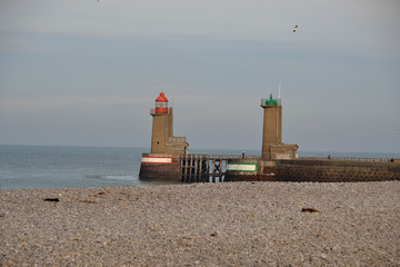 Balises du port de Fécamp, sémaphores et jetée d'un port en Normandie, France