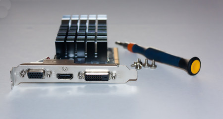 Tarjeta grafica con destornillador 