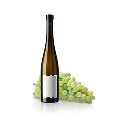 Obraz premium eine Flasche Weißwein und grüne Weintrauben isoliert auf weiß