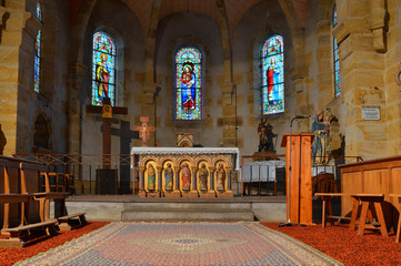 Obraz premium Intérieur et autel de l'église Saint-Martin à Besson (03210), département de l'Allier en région Auvergne-Rhône-Alpes, France