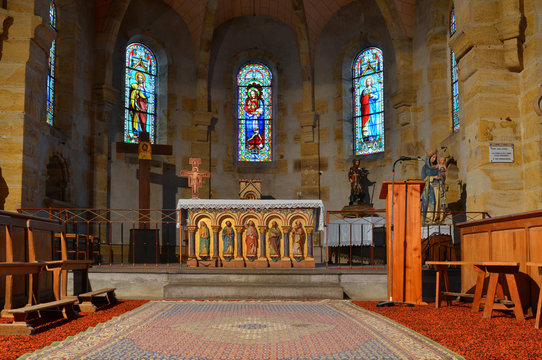 Int&eacute;rieur et autel de l'&eacute;glise Saint-Martin &agrave; Besson (03210), d&eacute;partement de l'Allier en r&eacute;gion Auvergne-Rh&ocirc;ne-Alpes, France
