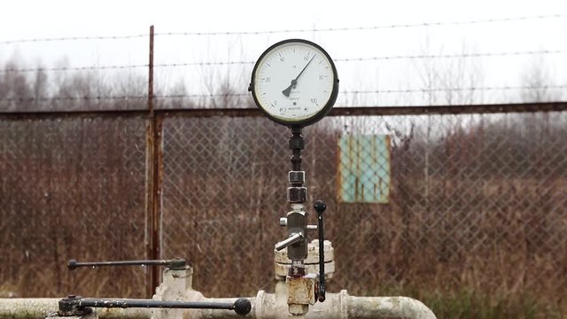 Pressure gauge - a device for measuring the pressure of the fluid in the pipeline. the sensor is screwed into the pipeline