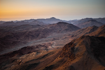 Fototapeta na wymiar Nascer do sol no topo do monte Sinai