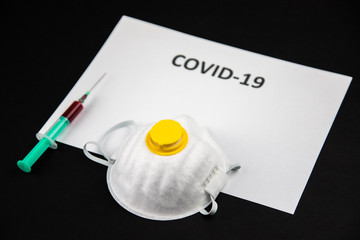 Pandemia światowa, COVID-19, maska ochronna i strzykawka, kartka z napisem - obrazy, fototapety, plakaty