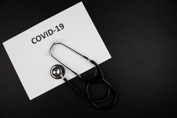 Stetoskop lekarski na kartce z napisem COVID-19, Coronavirus