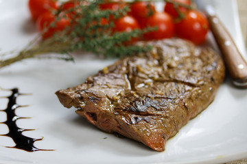 steak de boeuf grillé et tomates cerises