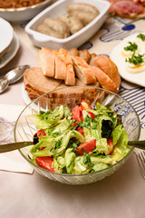 The perfect table with colorful table decorations for Easter