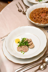 The perfect table with colorful table decorations for Easter