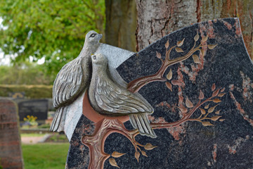 grabstein mit taubenrelief
