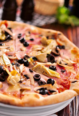 pizza z karczochami i oliwkami 