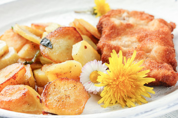 frisch gebratenes Schnitzel Schweineschnitzel mit Bratkartoffeln