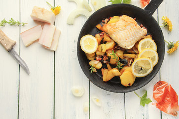 Fischfilet Kabeljaufilet mit Bratkartoffeln Top View Pfanne