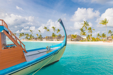 Obraz premium Exotic Maldives beach landscape. Maldives traditional boat Dhoni and perfect blue sea with lagoon. Luxury tropical paradise concept. Amazing landscape