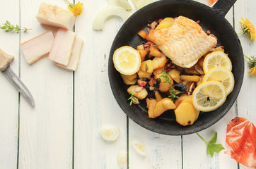 Pfanne mit Fisch Kabeljaufilet gebraten und Bratkartoffeln