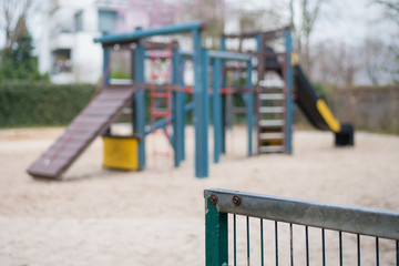 Spielplatz hinter Tor