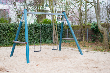 Schaukel auf dem leeren Spielplatz