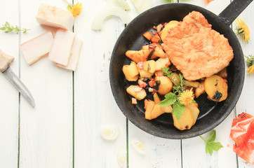 Schnitzel mit Bratkartoffeln und Speck