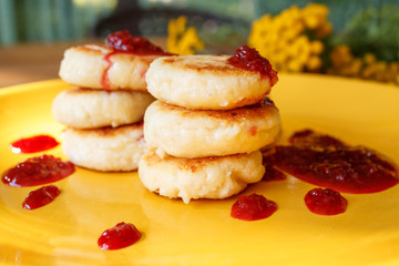 Obraz na płótnie Canvas Cheese Pancake with raspberry sauce