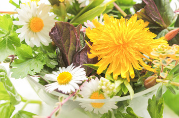 Wildkräutersalat Salat Wildkräuter Schale essbare Blüten Blätter