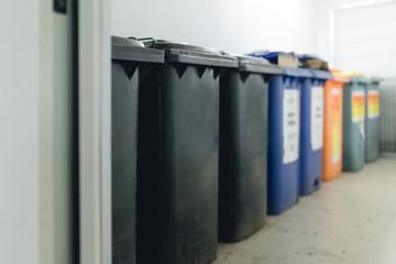 Mülltonne im Keller