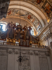 Obraz premium Wewnątrz katedry salzburskiej, która jest XVII-wieczną barokową katedrą archidiecezji salzburskiej w Salzburgu w Austrii