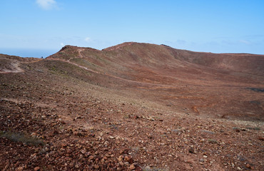 Der Vulkan Montana Roja de Playa Blanca mit einer Höhe von 194m auf der Kanareninsel Lanzarote